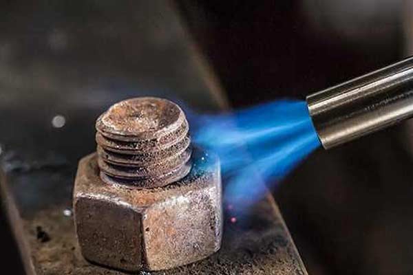 بررسی پیچ زنگ زده برای باز کردن آن